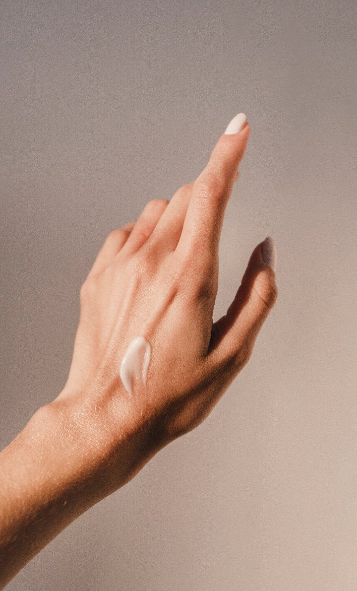 Jasmine & Gardenia White Petals Body Butter applyed on hands.